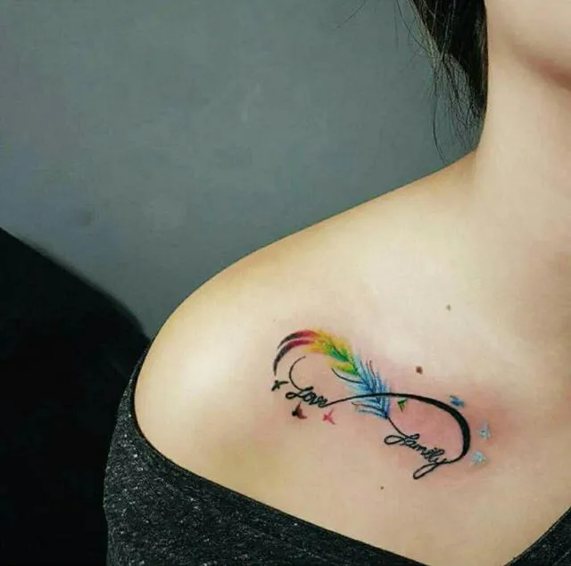 Tatuje de infinito en el hombro.