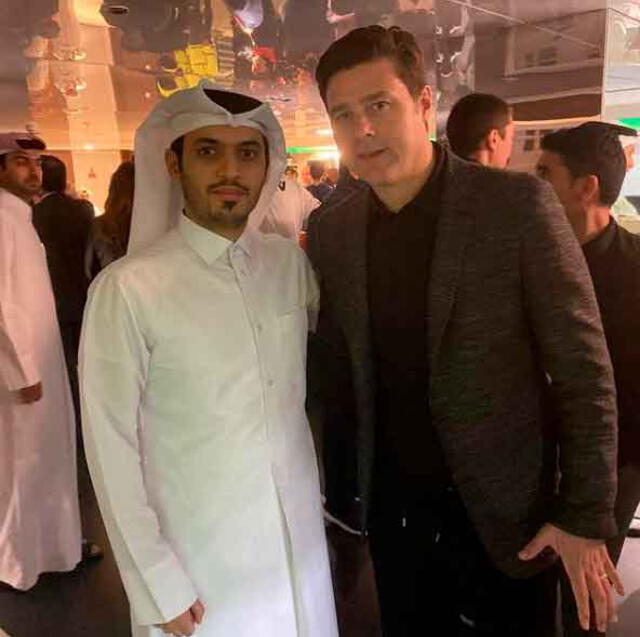 Mohammed Saeed Alkaabi posa junto a Mauricio Pochettino, entrenador del PSG. | FUENTE: Instagram.   