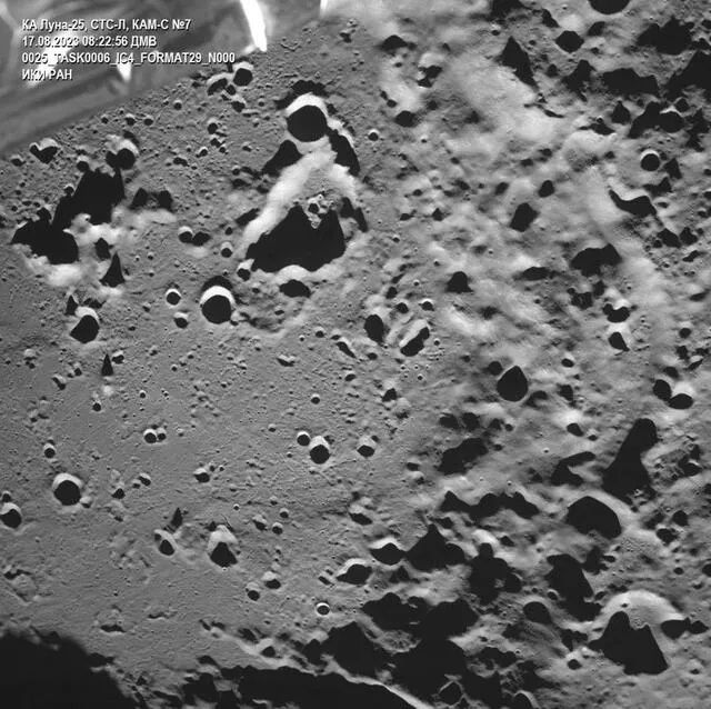  La foto fue tomada desde la órbita lunar y mandó una foto del cráter Zeeman. Foto: Roscosmos    