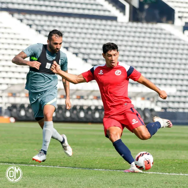 Roberto Ovelar es marcado por Pablo Míguez en el partido. - FUENTE: Twitter.   