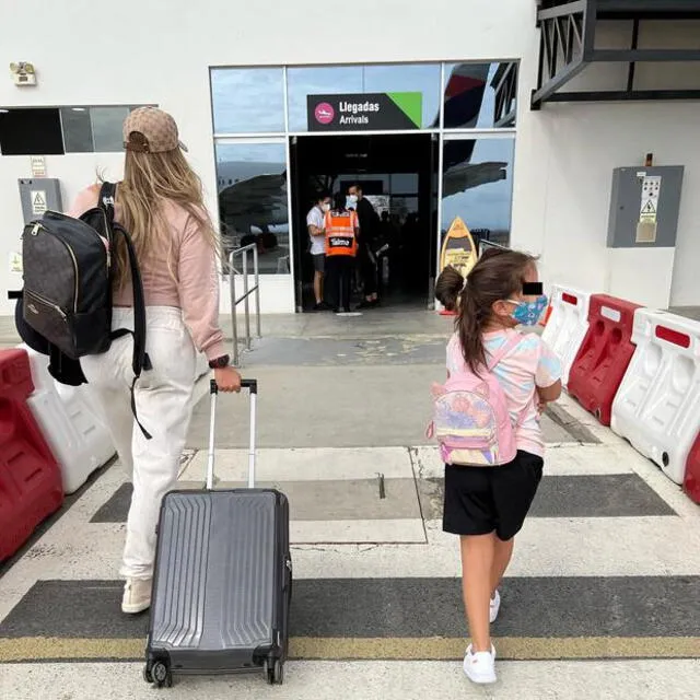 Alejandra y Caetana saliendo del aeropuerto. (Fuente: Instagram)   