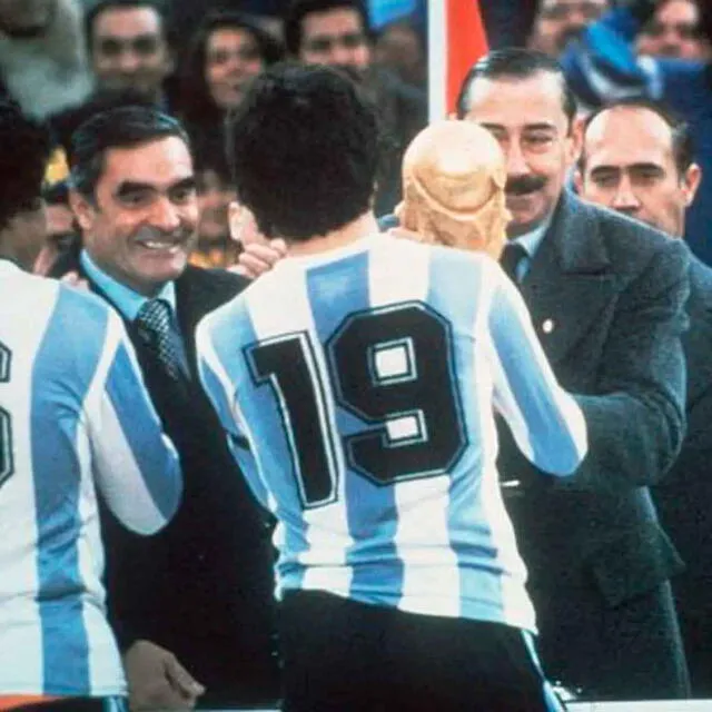Daniel Pasarella, capitán de Argentina, le entregó la Copa del Mundo a Jorge Videla. / FUENTE: Internet.   