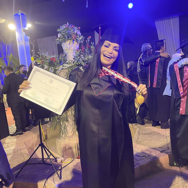 Leslie Moscoso se graduó en la Universidad Privada San Juan Bautista 