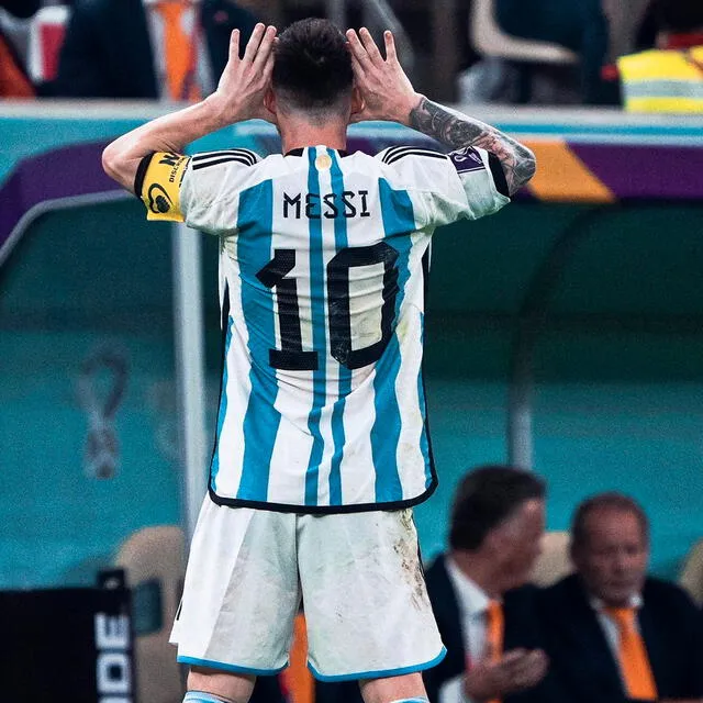 Lionel Messi hizo el gesto de Riquelme apuntando a Van Gaal. / FUENTE: ESPN.   