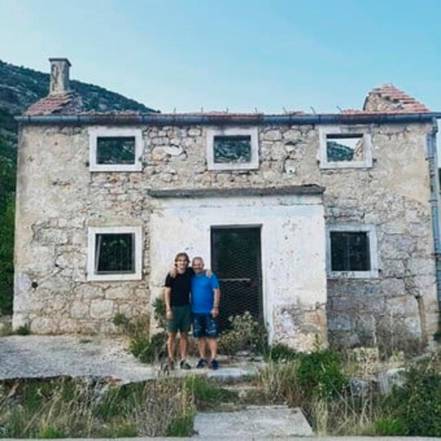 Luka Modric regresó juntó a su padre a la casa donde vivió todo el calvario del que nunca quiso adentrarse. / FUENTE: Instagram. 
