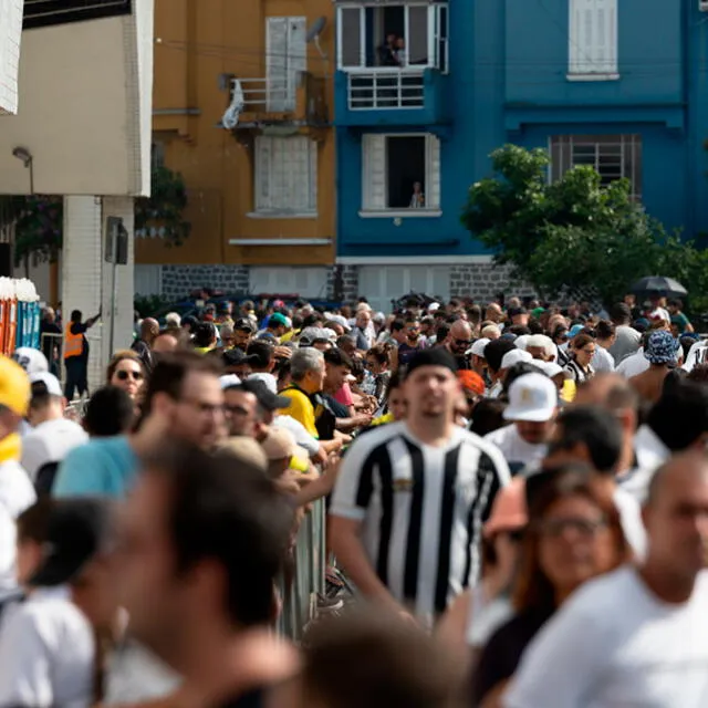 Pelé: los fans brasileños llegan a Vila Belmiro. / Imagen: EFE. 