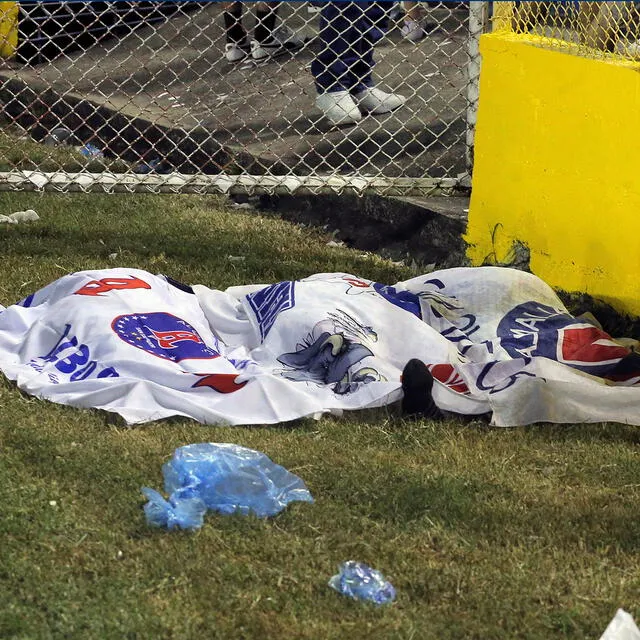 Cadáver de un hincha en el Estadio Cuscatlán. Foto: AFP.   