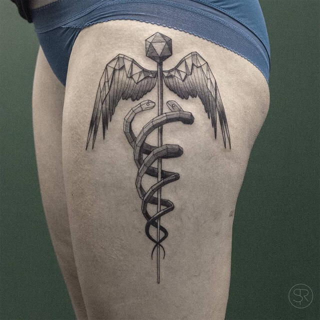Tatuaje del caduceo en la pierna.