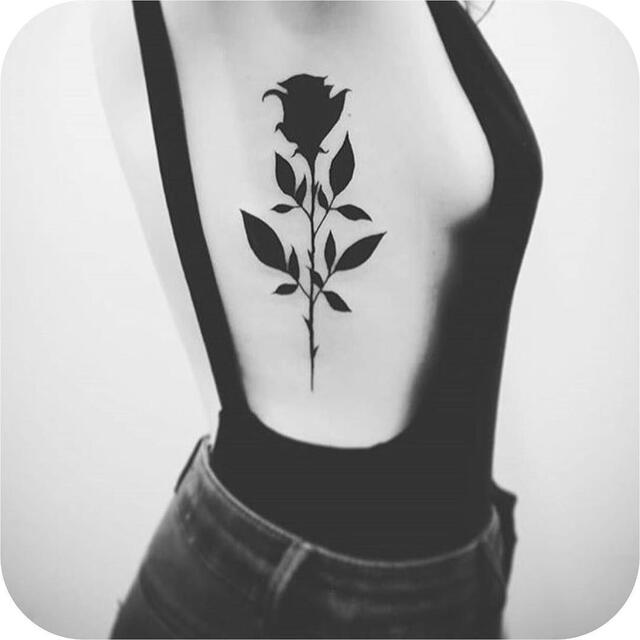 Tatuaje de rosas negras.