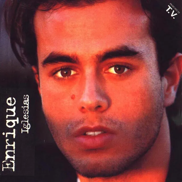 Así lucía Enrique Iglesias en el año 1995 cuando tocaba el éxito.  