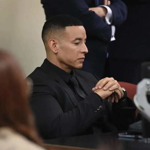  <strong>Fotos de Daddy Yankee triste en juicio con su esposa se hicieron viral</strong>.   