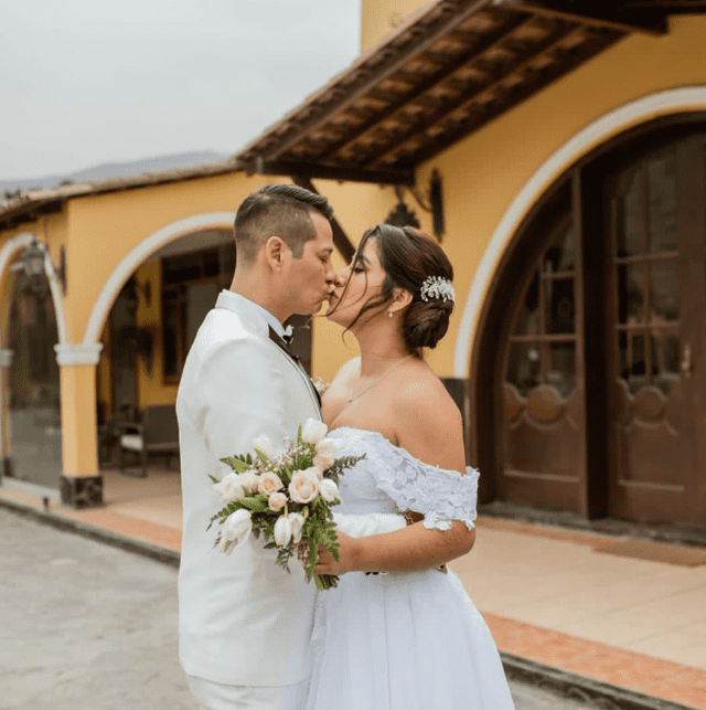 Luigui Carbajal en boda con Diana García.