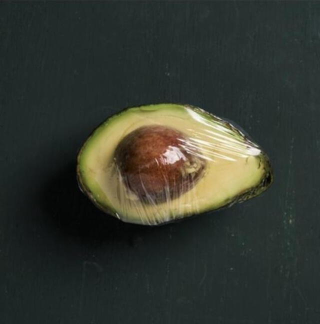  Almacenar la palta con plástico film ayuda a su conservación. Crédito: La Vanguardia   