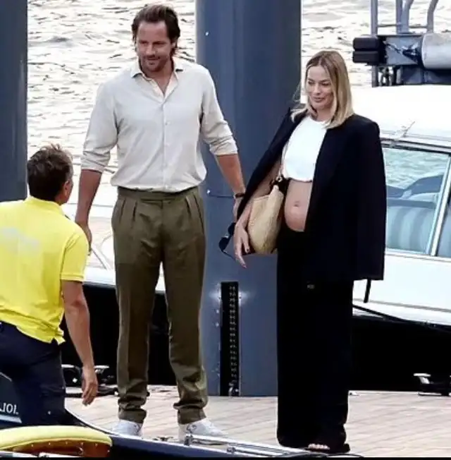 Margot Robbie es captada junto a su esposo con un avanzado estado de gestación