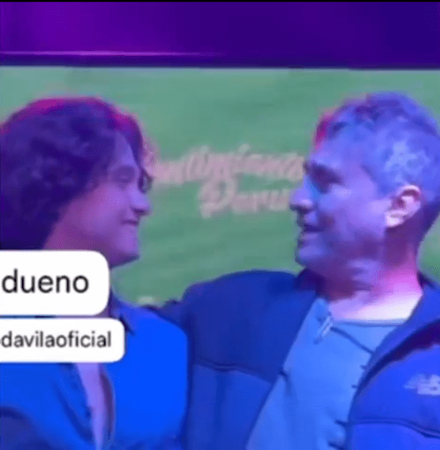 Guillermo Dávila abraza a su hijo Vasco Madueño en concierto y por primera vez.  