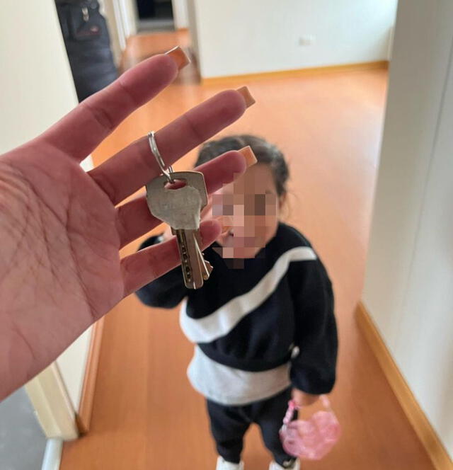 La hija de Melissa Klug muestra las llaves de su nuevo depa.   
