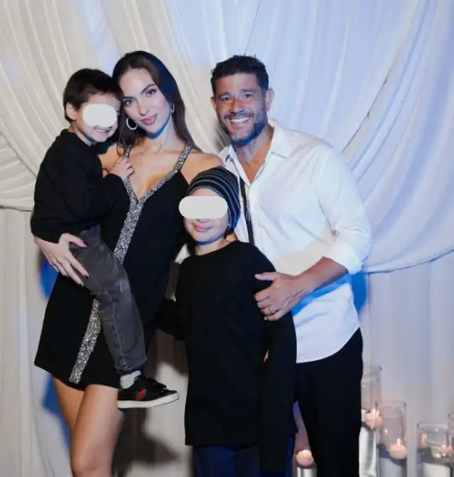 Yaco Eskenazi junto a sus dos hijos y con Natalie Vértiz.