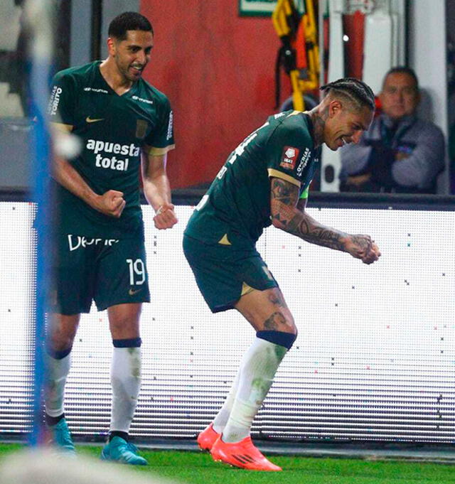 Paolo Guerrero celebrando su gol con Alianza Lima.