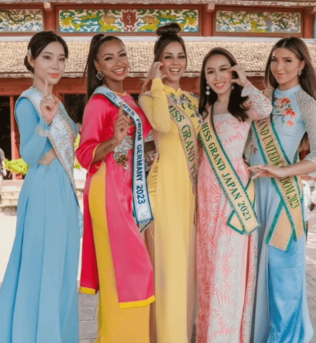 Luciana Fuster y sus compañeras en el Miss Grand International.