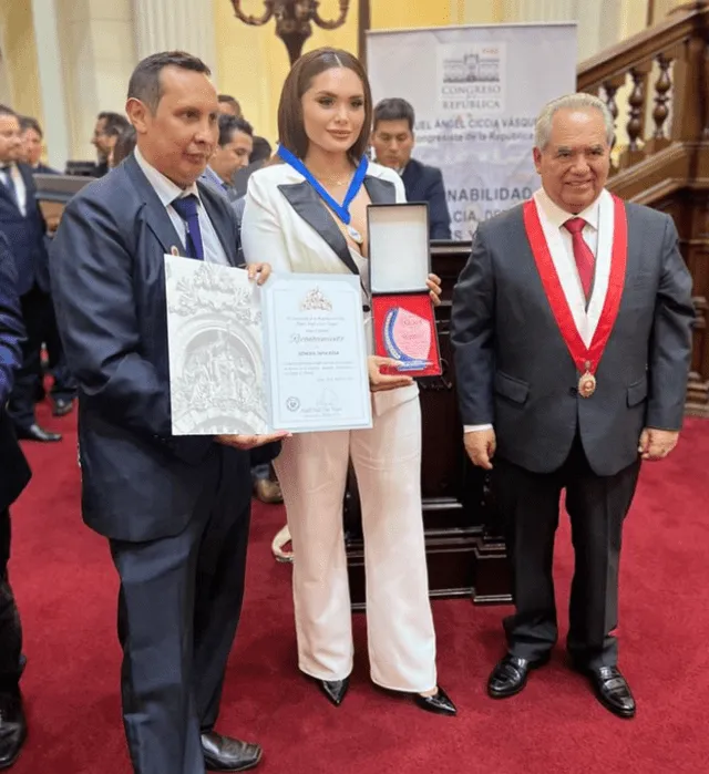 Génesis Tapia fue condecorada en el Congreso de la República. Foto: captura Instagram