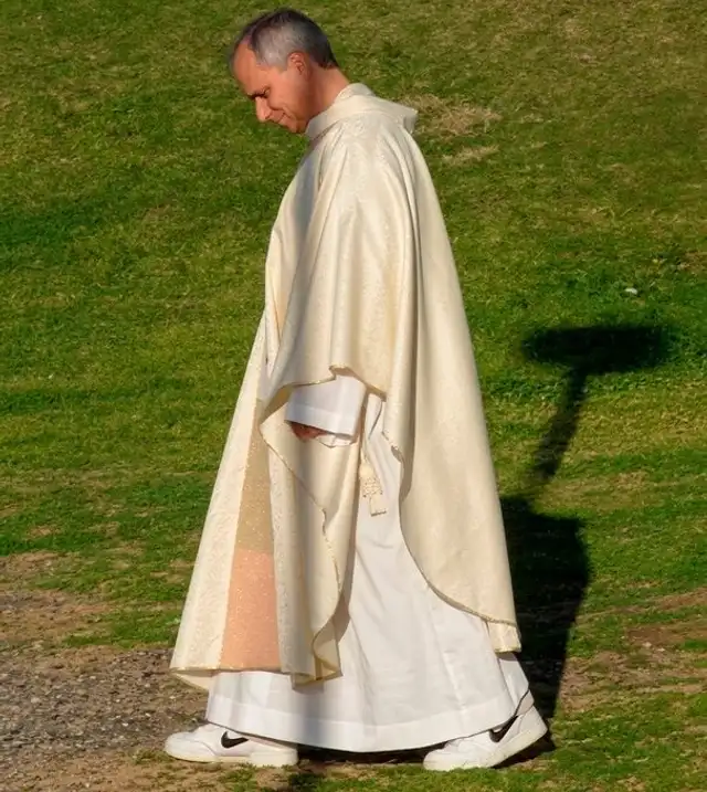 Ni zapatos rojos ni sandalias: Papa León XIV luce zapatillas deportivas en el Vaticano.