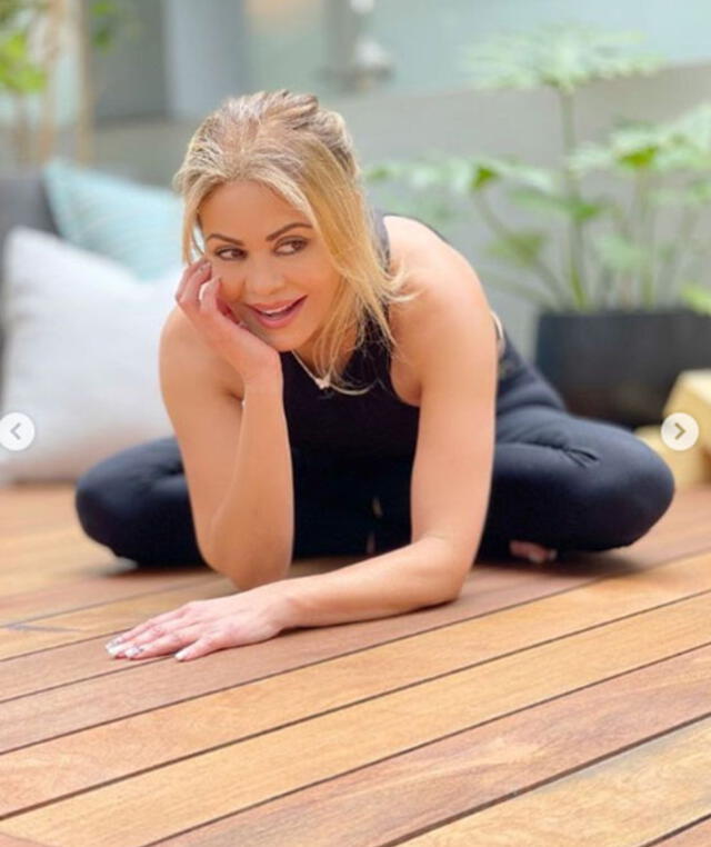 Gisela Valcárcel practicando yoga en su terraza. Foto: Facebook     
