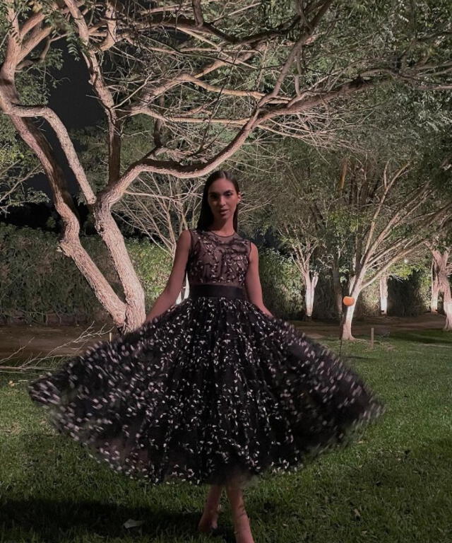 Imagen de Natalie Vértiz con su vestido negro de diseñador. (Foto: Instagram)   