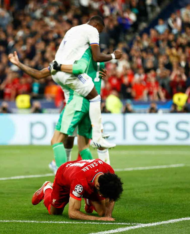 Mohamed Salah se lamentó en el piso el no poder cobrarse la revancha ante el Real Madrid. / FUENTE: EFE.   