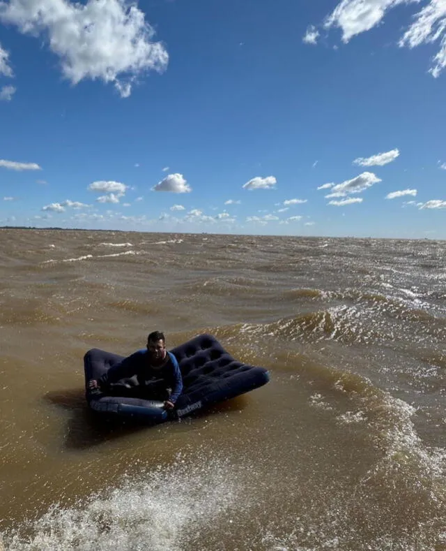  El peligroso viaje de un hombre en colchón inflable por el río que terminó en rescate | X @porqueTTarg   