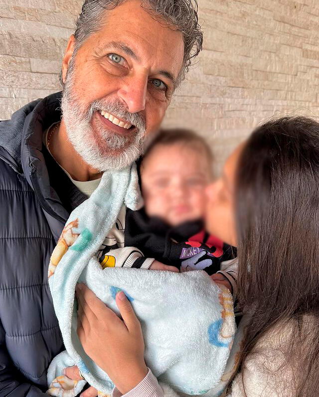  Ana Paula Consorte publica fotografía de su familia con su bebé recién nacido.    