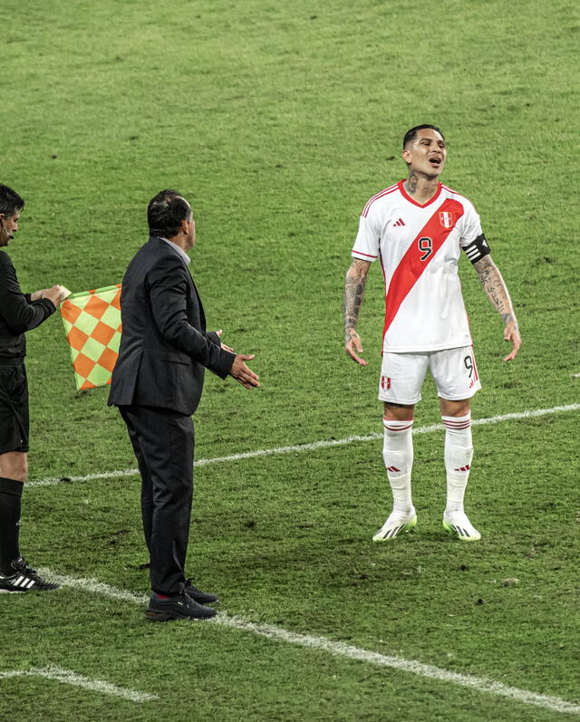 Paolo Guerrero quedó enojado tras derrota de Perú ante Brasil.