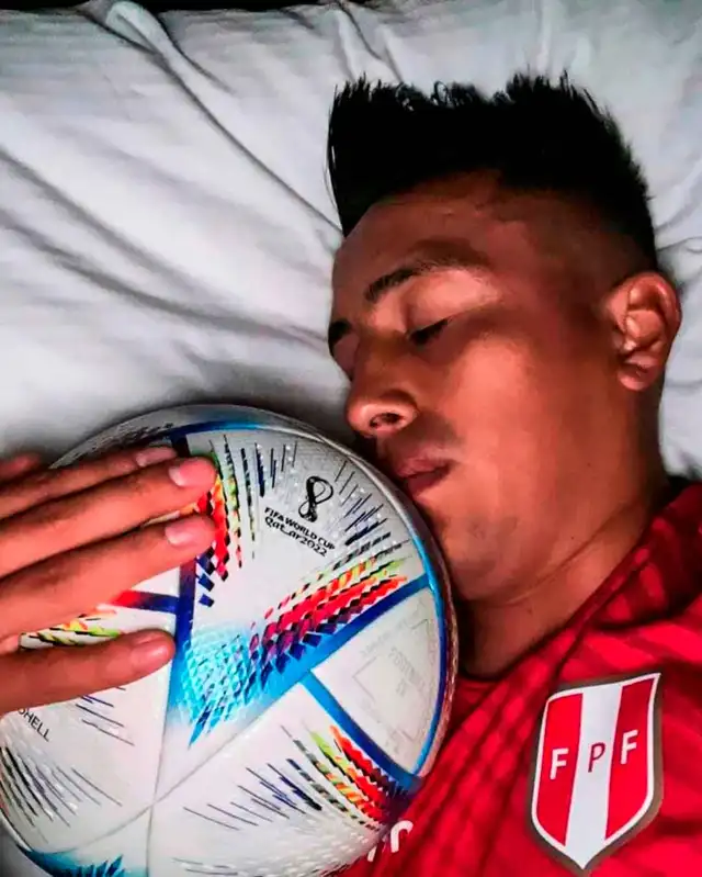 Christian Cueva posó con la pelota del Mundial. / FUENTE: Twitter.   