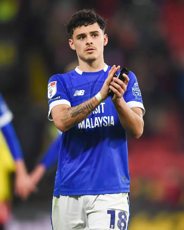 Alex Robertson jugó la mayoría de partidos en Cardiff City. Foto: Cardiff Alex Robertson jugó la mayoría de partidos en Cardiff City. Foto: Cardiff