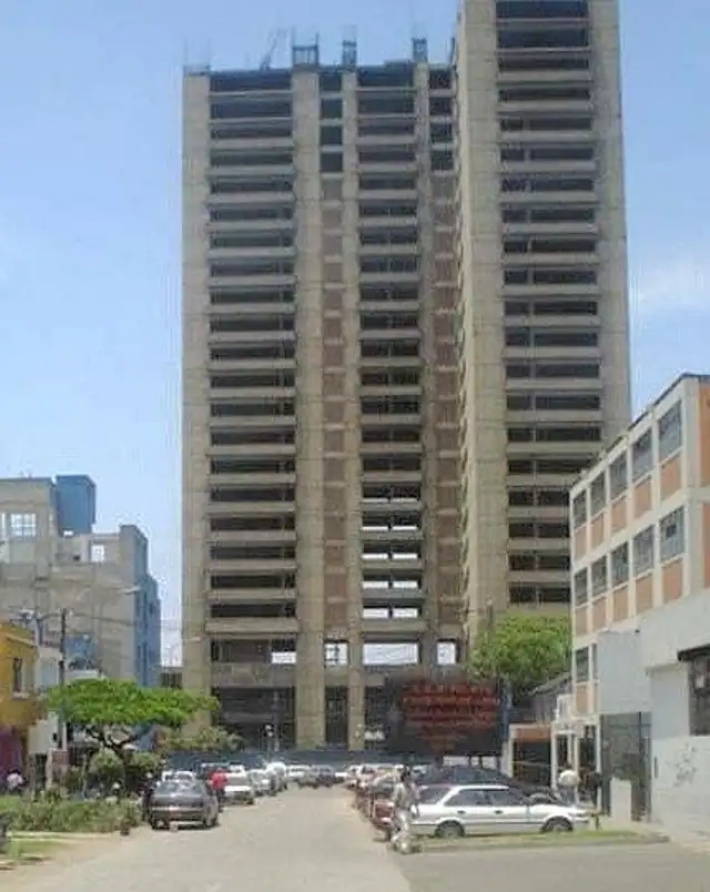  La Torre Trecca desde un ángulo lateral. Foto: Blog Desarrollo Peruano   