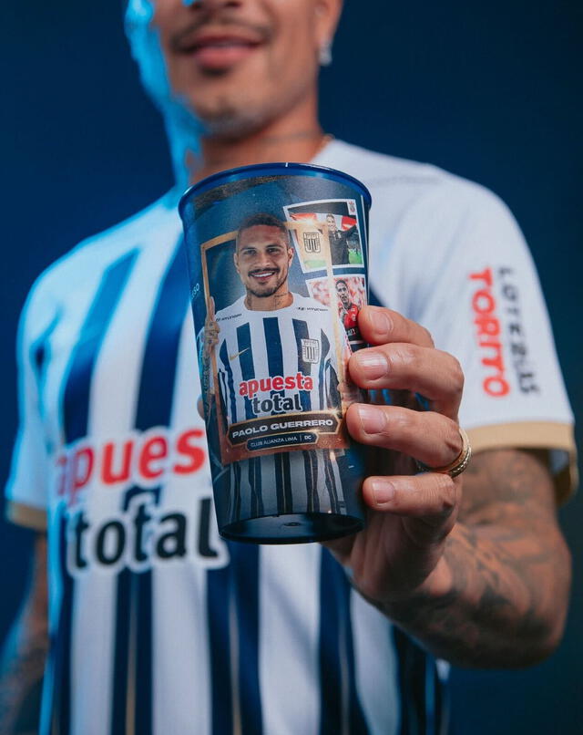 Paolo Guerrero se lució con la camiseta de Alianza Lima, pero detalle en honor a Ana Paula Consorte llamó la atención.