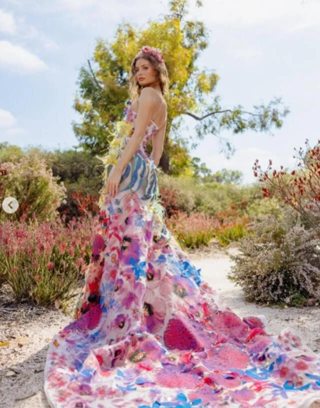 Miss Australia en su traje típico insipirado en flores nativas.