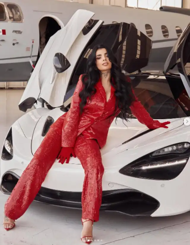 Karely Ruiz posando con un lujoso carro. Karely Ruiz posando con un lujoso carro.