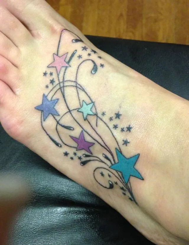 Tatuaje de estrellas en el pie.