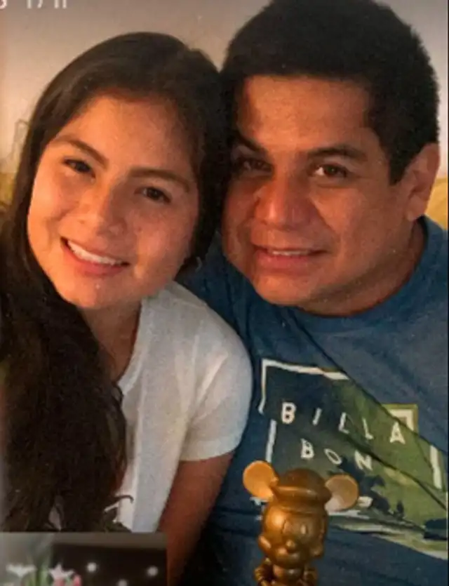 Hija mayor de Pamela López junto a su padre. Hija mayor de Pamela López junto a su padre.