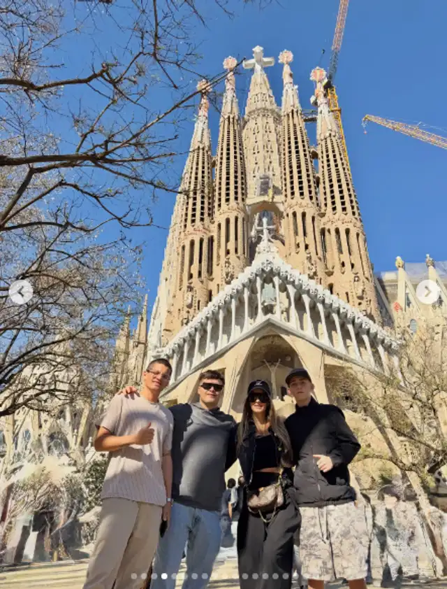 Alejandra Baigorria posa junto a su familia, pero no con Said Palao.