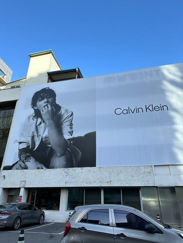 Una ARMY encontró la publicidad de Calvin Klein con Jungkook. (Fuente: Twitter)   