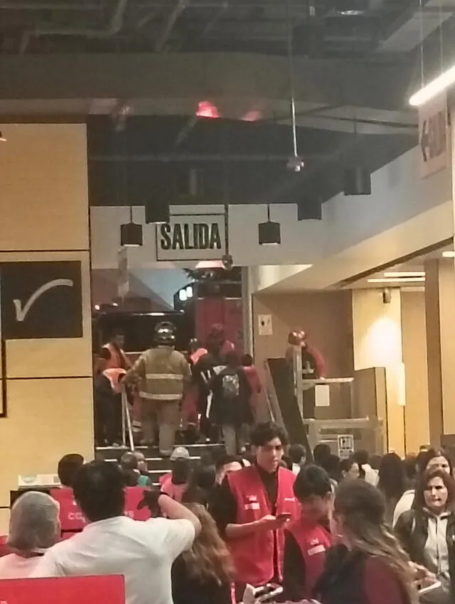 Aterrador momento se vivó en Plaza Vea de Miraflores tras caída de ascensor. Aterrador momento se vivó en Plaza Vea de Miraflores tras caída de ascensor.