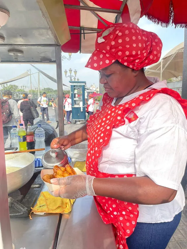 Elena Reyes, hija de Paula Lezama Pérez más conocida como la "Tía Paula" Elena Reyes, hija de Paula Lezama Pérez más conocida como la "Tía Paula"