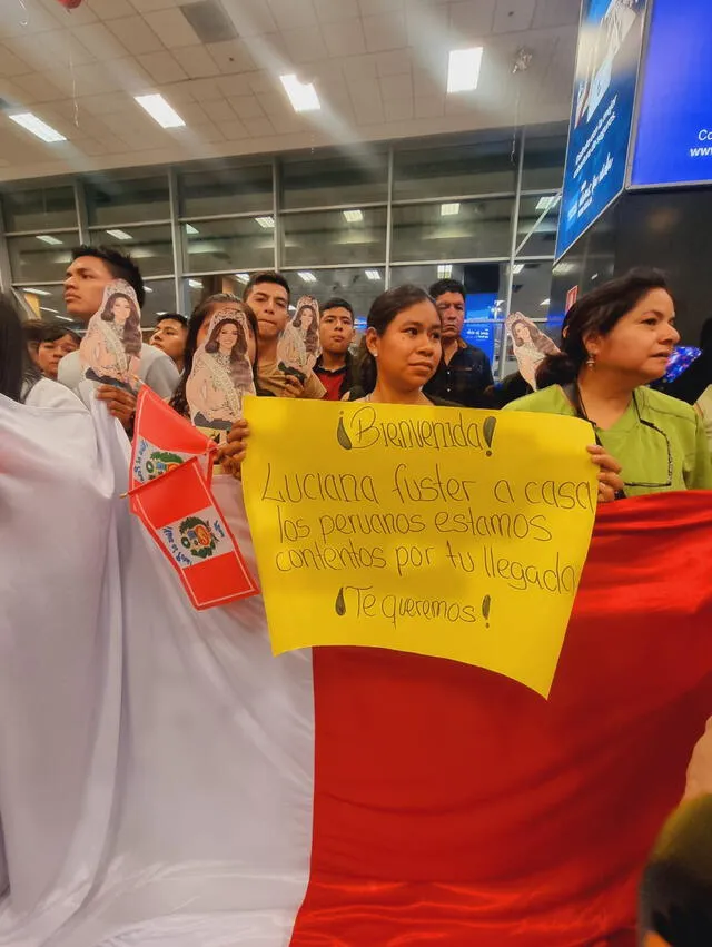 Fans esperan a Luciana Fuster en el aeropuerto/ Créditos: Bárbara Mamani / URPI -LR