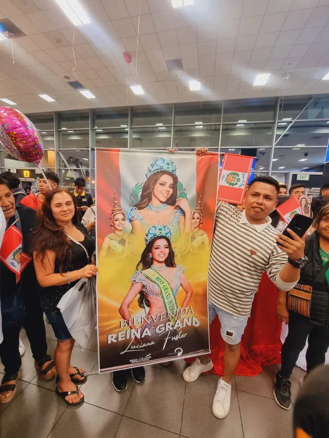 Fans esperan a Luciana Fuster en el aeropuerto/ Créditos: Bárbara Mamani / URPI -LR