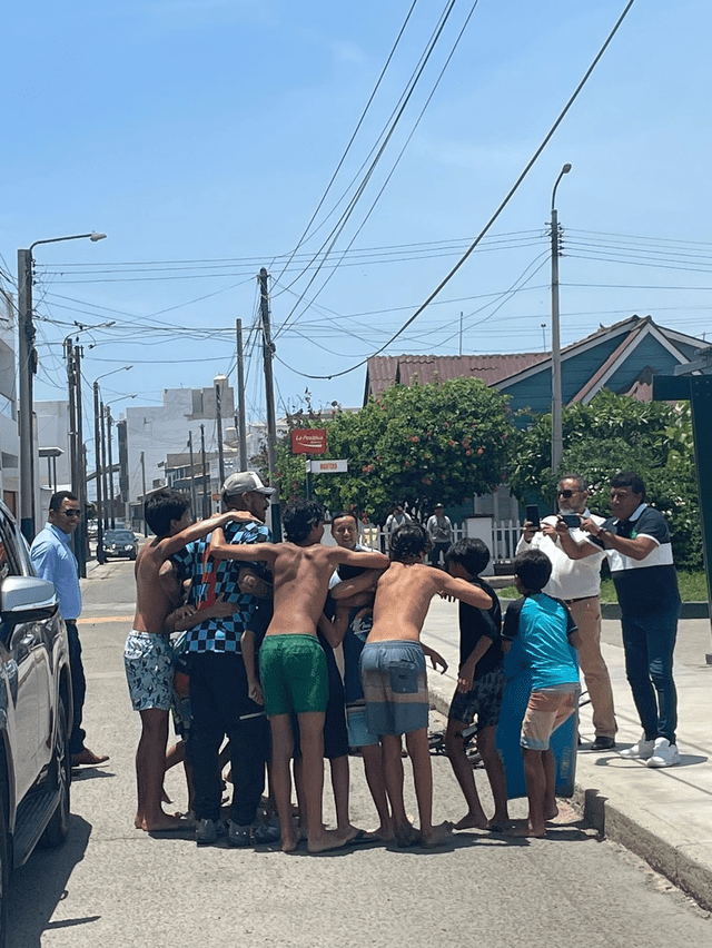 Paolo Guerrero se tomó fotos y es pura risa con niños en Trujillo tras fichar por César Vallejo