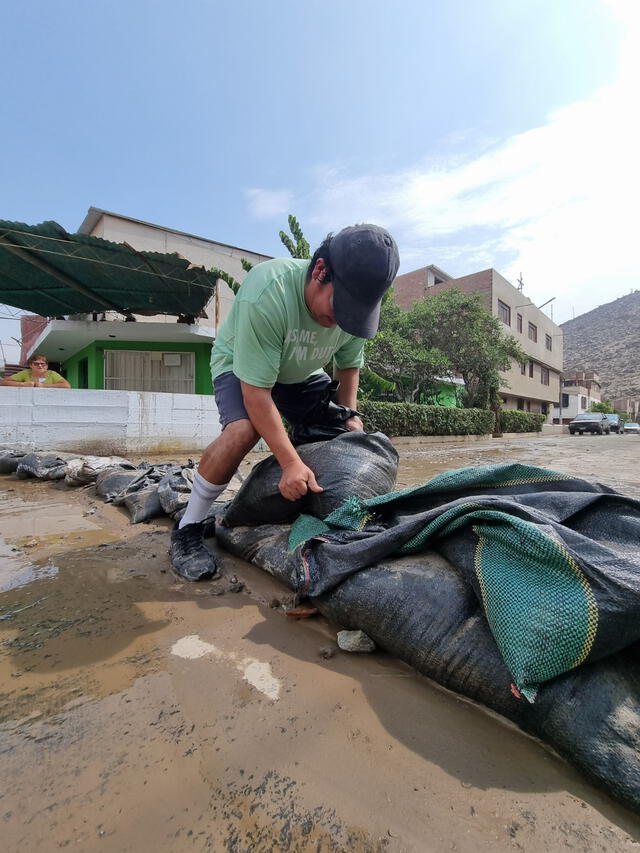 Vecinos se ven obligados a colocar sacos de arena ante la falta de diques en la zona.