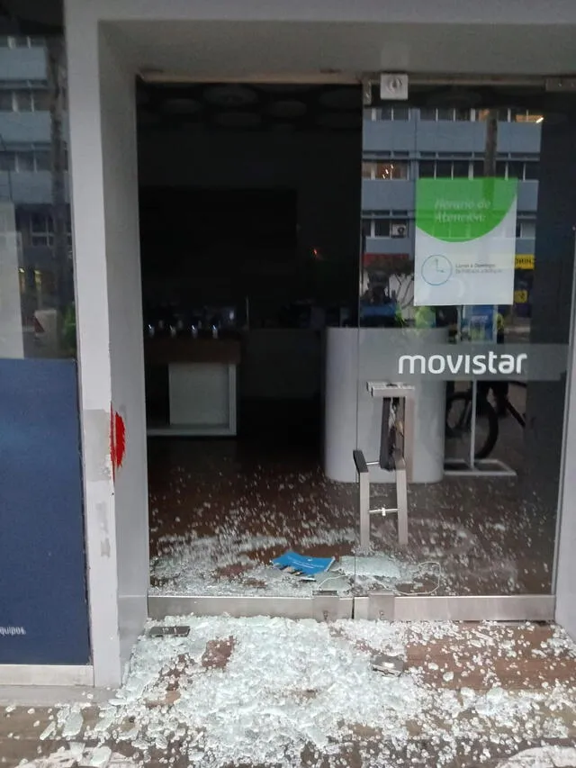 Imágenes revelan el feroz ataque contra la tienda Movistar, en La Rambla de San Borja.