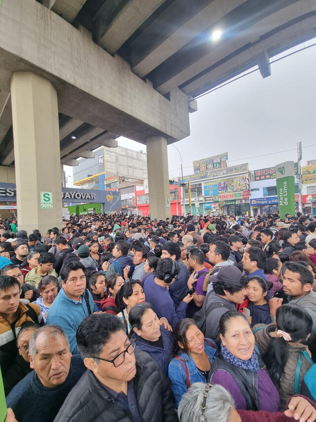 Estación Bayóvar colapsa ante retrasos en la llegada del tren.