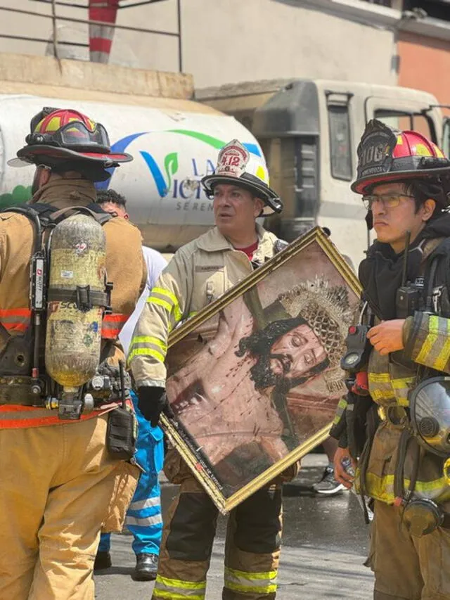 Imagen del Señor del Santuario se salva de las llamas de fuego de Barrios Altos.